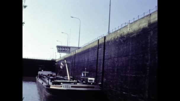 1988年 昭和63年 5月オランダ アムステルダム80年代ライン シーンに出航 — ストック動画