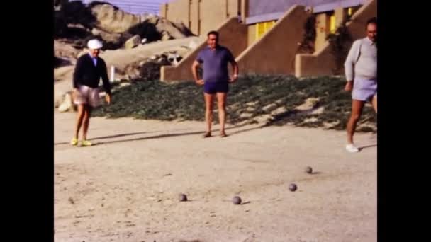 Olbia Ιταλία Ιούνιος 1968 Άνθρωποι Παίζουν Μπολ Στη Σκηνή Παραλία — Αρχείο Βίντεο