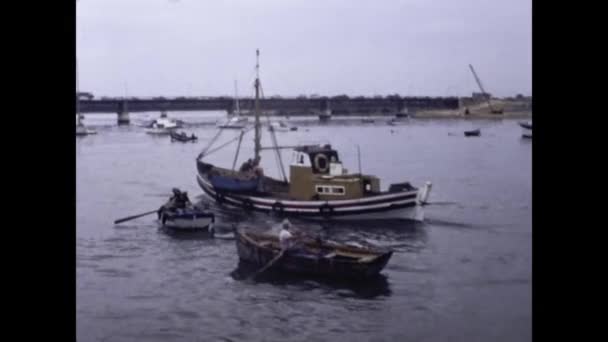 Vilamoura Πορτογαλία Αύγουστος 1980 Αλιευτικά Σκάφη Στη Σκηνή Του Λιμανιού — Αρχείο Βίντεο