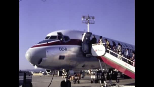 Lizbona Portugalia Sierpień 1980 Pasażerowie Wsiadający Pokład Samolotu Latach Tych — Wideo stockowe