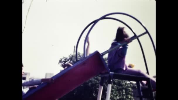 Rodos Yunanistan Haziran 1981 Çocuklar Lerde Parkta Oyun Oynuyorlar — Stok video