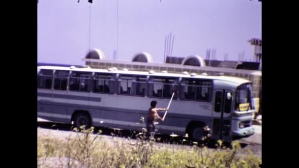 Rhodes Grécia Junho 1981 Trabalhador Lava Cena Ônibus Década — Vídeo de Stock