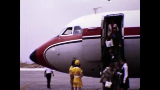 Athènes Grèce Juin 1974 Les Passagers Quittent Scène Avion Dans — Video