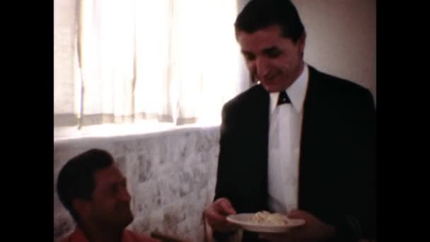 Ateny Grecja Czerwiec 1974 Kelner Przynosi Jedzenie Restauracji Sceny Stołowej — Wideo stockowe