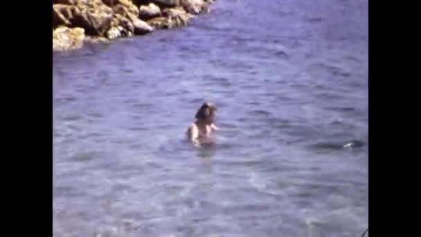 아테네 1974 대사람들 그리스 해변에서 휴가를 보내는 — 비디오