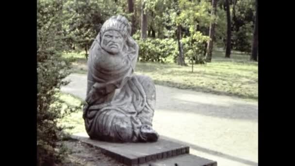 Bremen Jerman April 1976 Patung Jelek Dalam Pemandangan Taman Pada — Stok Video