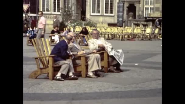 Brema Germania Aprile 1976 Vecchi Uomini Seduti Città Leggendo Scena — Video Stock