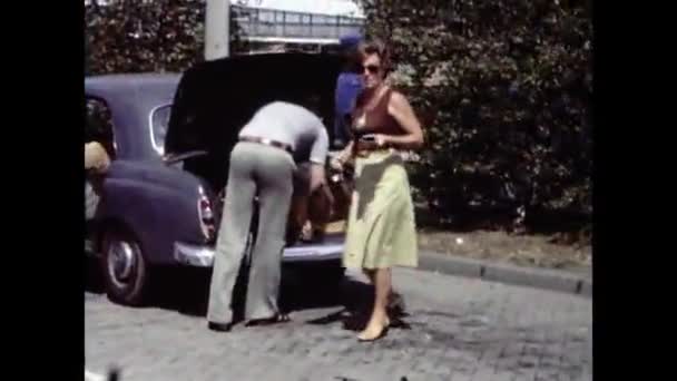 Brema Niemcy Kwiecień 1976 Ludzie Ładują Bagaż Samochodu Scenę Podróży — Wideo stockowe