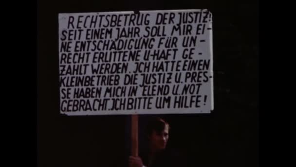 Brema Niemcy Kwiecień 1976 Człowiek Trzyma Tabliczkę Tekstami Niemieckiej Scenie — Wideo stockowe
