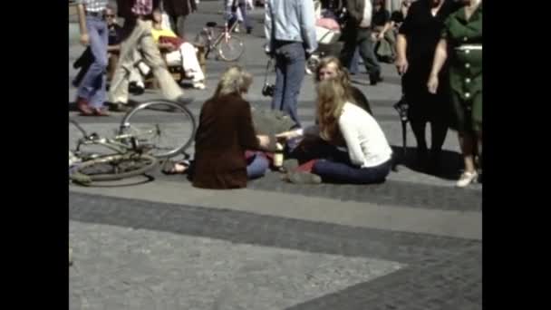 Bremen Alemania Abril 1976 Grupo Jóvenes Bebiendo Emborrachándose Sentados Plaza — Vídeo de stock