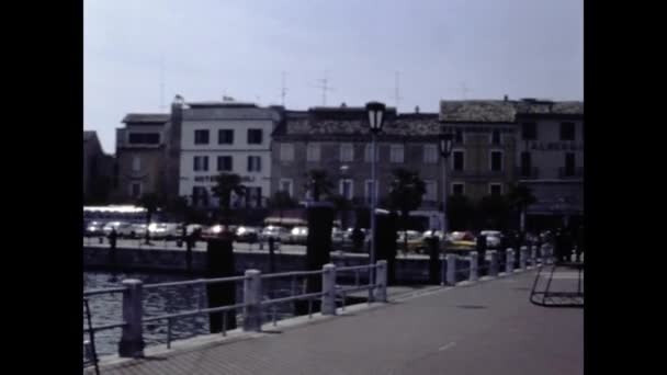 イタリアのデセンツァーノ1976年5月 70年代のガルダ湖のデセンツァーノ市の景色 — ストック動画