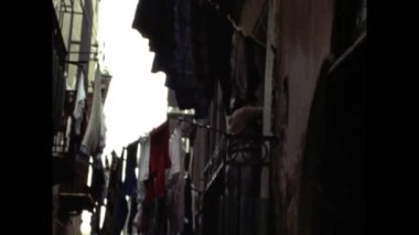 Floransa, İtalya 1987: 80 'lerde balkon sahnesinde giysiler kurumak üzere asıldı