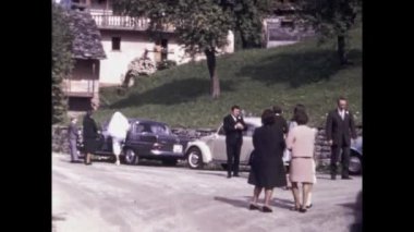 Lottigna, İsviçre Kasım 1970: 70 'lerdeki yolculuk sahnesi için araba kalkıyor