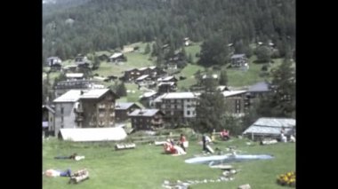 Zermatt, İsviçre Temmuz 1977: Zermatt Village view in 70 'ler