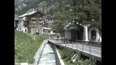 Zermatt, İsviçre Temmuz 1977: Zermatt Village view in 70 'ler