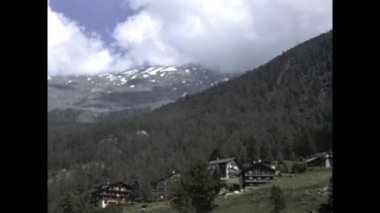 Zermatt, İsviçre Temmuz 1977: Zermatt Village view in 70 'ler