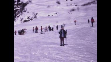 Campo Blenio, İsviçre Aralık 1971: 70 'lerde kış tatilleri sırasında dağlarda kayak yapan turistler