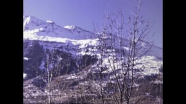 Lugano, İsviçre Aralık 1969: 60 'lardaki İsviçre Alpleri sahnesinde kar zirveleri