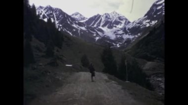 Tirolo, İtalya Mart 1974: 70 'lerdeki Tirolo dağ manzarası