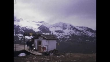 Tirolo, İtalya Mart 1974: 70 'lerdeki Tirolo dağ manzarası