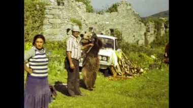 Pula, Hırvatistan Haziran 1984: 80 'lerde evcil ayılı bir adam tasma sahnesinde