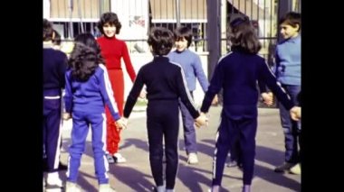 Milan, İtalya Mart 1969: Bir grup çocuk 60 'lı yıllarda bir çember sahnesinde oynuyor