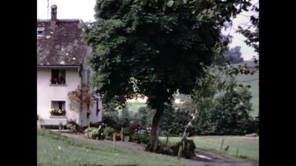 1969年瑞士弗里堡 60年代瑞士山区的房子 — 图库视频影像