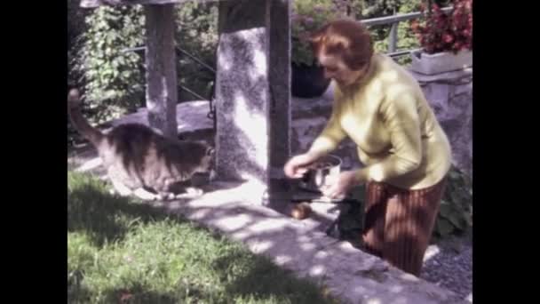 Lottigna Szwajcaria Listopad 1970 Kobieta Kot Ogrodzie Latach Tych — Wideo stockowe