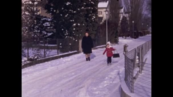 Lottigna Ελβετία Νοέμβριος 1970 Γιαγιά Και Κοριτσάκι Πόδια Στη Σκηνή — Αρχείο Βίντεο