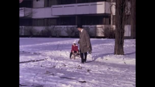 Lottigna Sviçre Kasım 1970 Küçük Kız Lerde Kar Sahnesinde Kızak — Stok video
