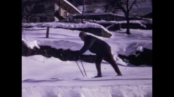 Lottigna Suíça Novembro 1970 Homem Treina Esqui Cross Country Cena — Vídeo de Stock