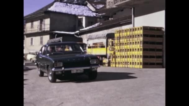 Campo Blenio Швейцария Декабрь 1971 Ford Capri Car Scene 70S — стоковое видео