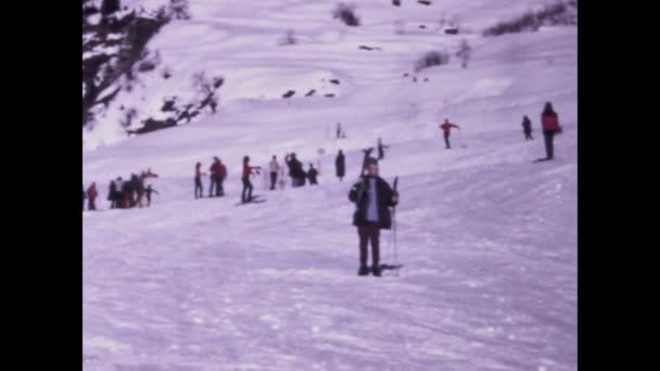 1971年12月 瑞士Campo Blenio 70年代寒假期间 游客们在山上滑雪 — 图库视频影像