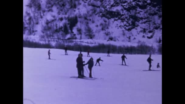 Campo Blenio Ελβετία Δεκέμβριος 1971 Τουρίστες Κάνουν Σκι Στα Βουνά — Αρχείο Βίντεο