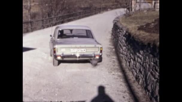 スイス ルガーノ1969年 昭和44年 12月 60年代に古い車が車道を引く — ストック動画