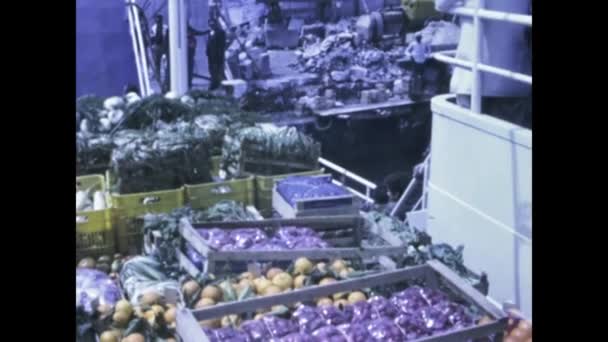 1978 이탈리아 나폴리 현장에서 배에서 물건을 내리다 — 비디오