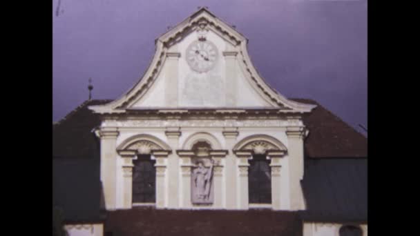 イタリア ティロロ1974年3月 70年代の蒸気修道院の風景 — ストック動画