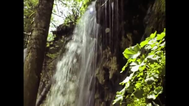 1984年 昭和59年 6月クロアチア 80年代の緑の自然景観の滝 — ストック動画