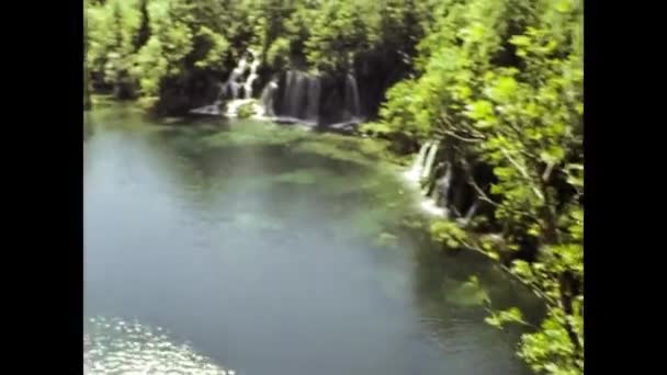 Пула Хорватія Джуна 1984 Водоспади Природному Зеленому Листі Сцени — стокове відео