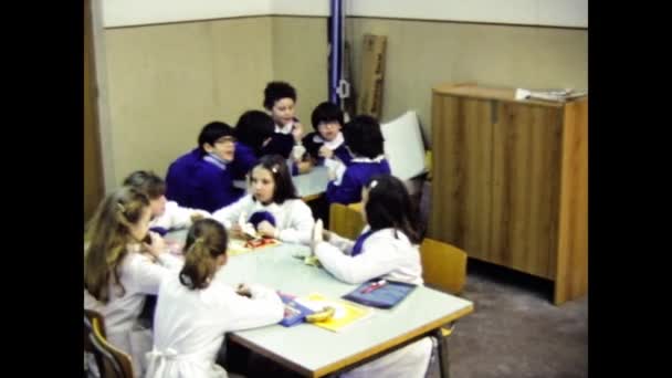 Μιλάνο Ιταλία Μάρτιος 1969 Παιδιά Κάθονται Στα Θρανία Δεκαετία Του — Αρχείο Βίντεο