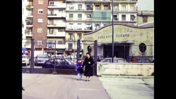 Milán Italia Marzo 1969 Madre Lleva Niño Escena Escolar Los — Vídeo de stock