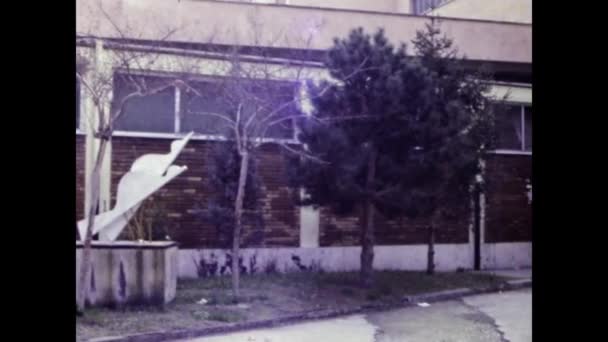 1969年3月 意大利米兰 60年代的旧校舍外部 — 图库视频影像