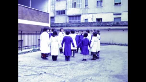 Mediolan Włochy Marzec 1969 Dzieci Wieku Szkolnym Dziedzińcu Czasie Przerwy — Wideo stockowe
