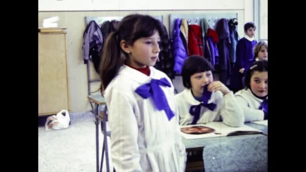 Milánó Olaszország 1969 Március Általános Iskolai Tanterem Gyermekekkel Tanárjelenettel Években — Stock videók