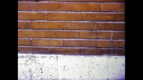 イタリア ミラノ1969年3月 60歳で教室の窓を破る — ストック動画