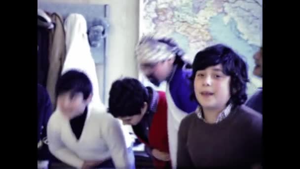 1969年 昭和44年 3月イタリア ミラノ 60歳の子供たちがカーニバル教室のシーン — ストック動画