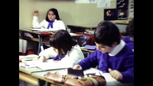 Milán Italia Marzo 1969 Niños Sentados Escritorios Escolares Los Años — Vídeo de stock
