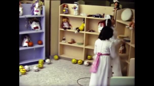 Милан Италия Март 1969 Дети Играют Игрушками Школьной Сцене — стоковое видео