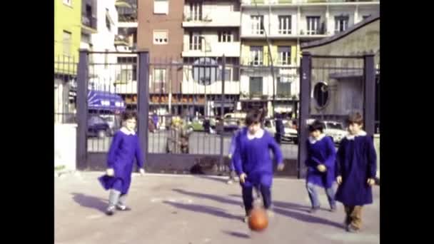 Milan Itálie Březen 1969 Děti Hrají Fotbal Školním Dvoře Během — Stock video