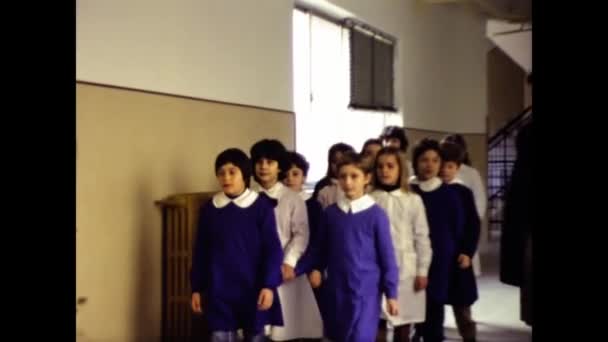 Milánó Olaszország 1969 Március Gyerekek Években Jönnek Iskolából — Stock videók